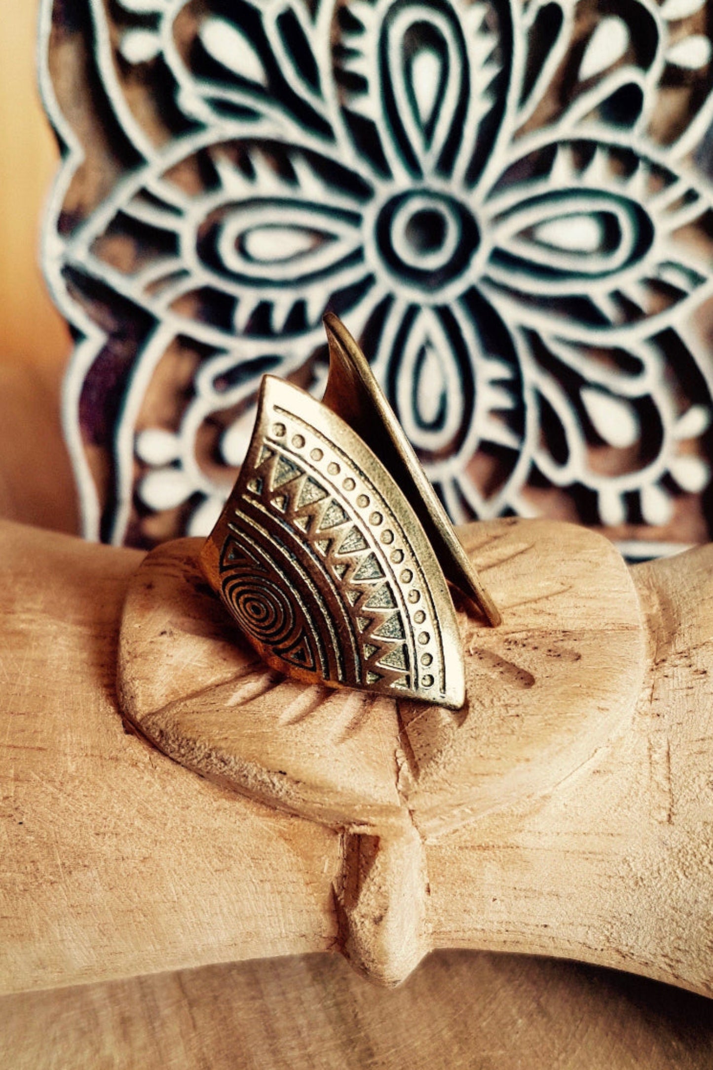 BAGUE ETHNIQUE DOREE