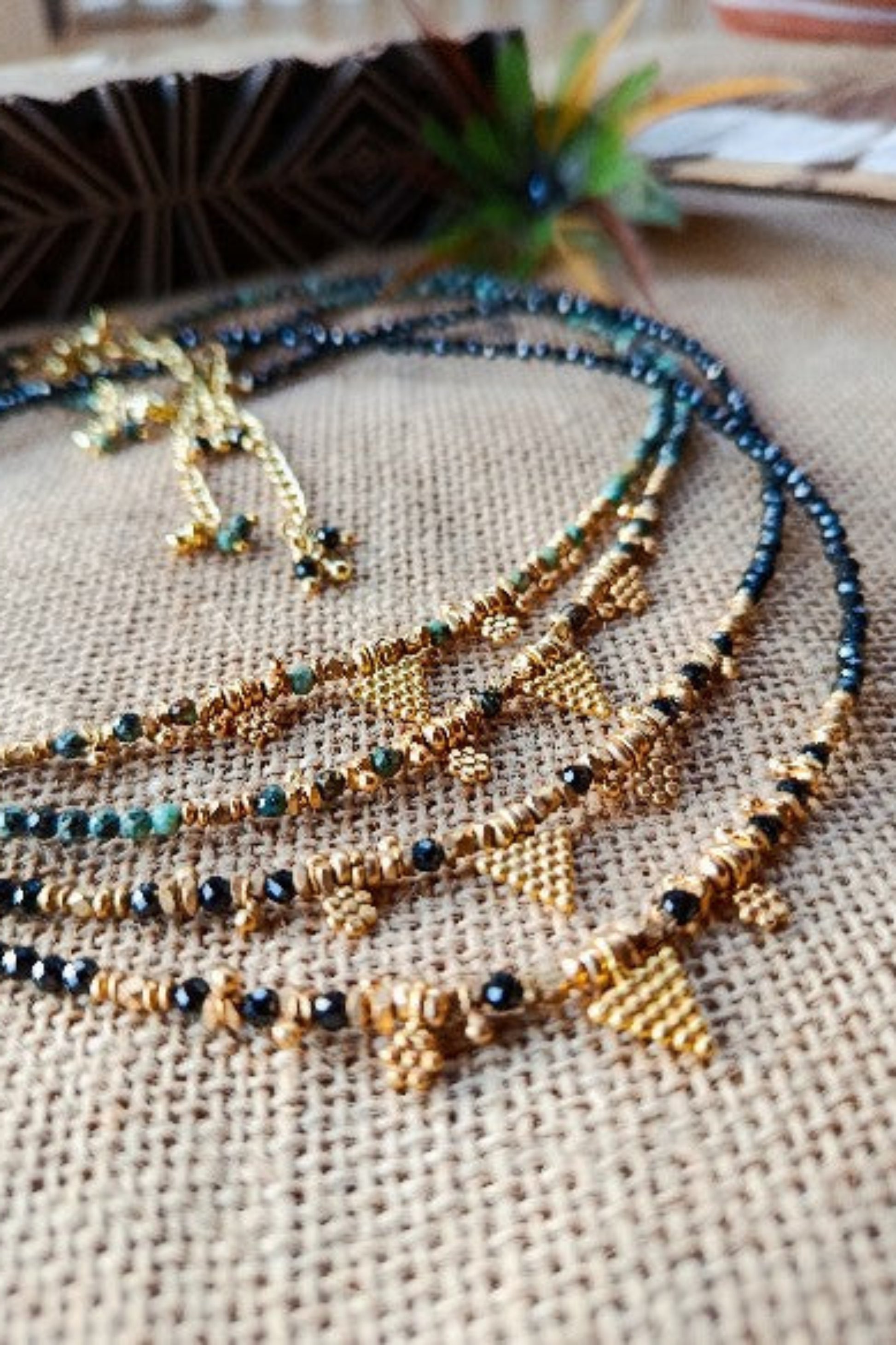 COLLIER PLAQUE OR ET PIERRES PRECIEUSES